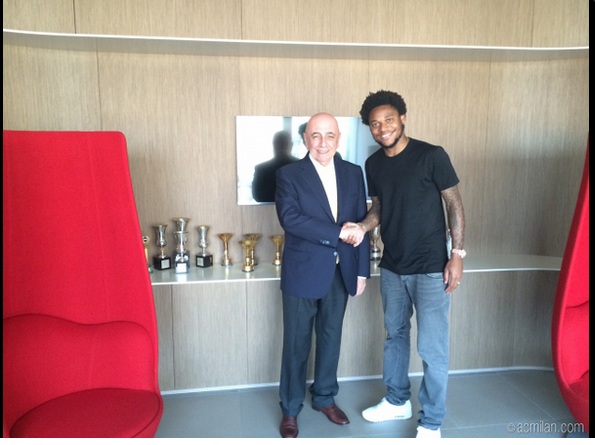 Официально: Луис Адриано стал игроком \"Милана\"