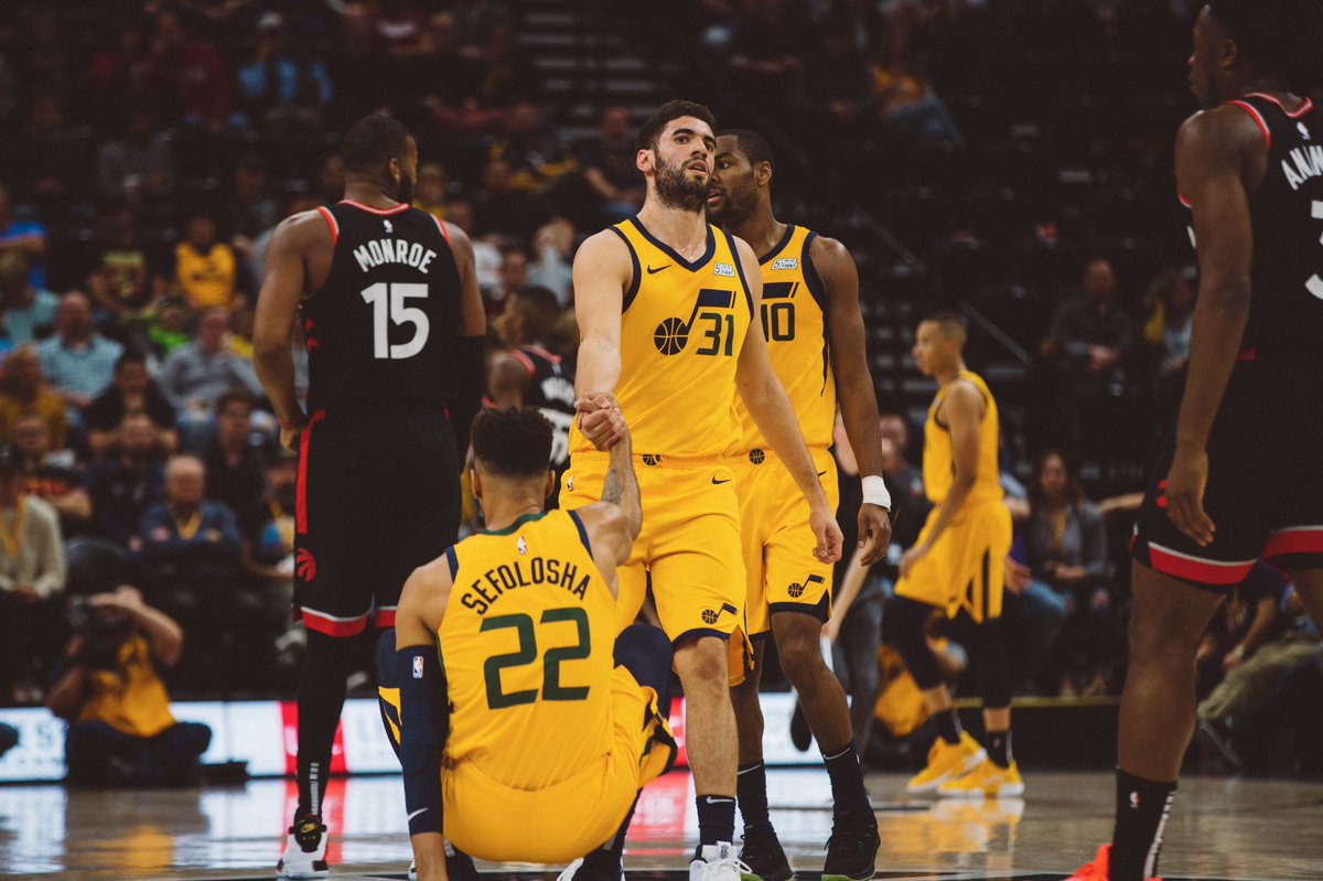 \"Торонто\" на выезде обыграл \"Юту\"