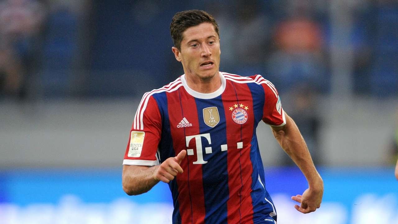 Левандовски отпразднует гол в ворота \"Боруссии\" Д