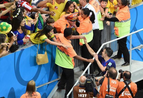 Ван Перси отдал свою \"бронзу\" ЧМ-2014 одному из болельщиков