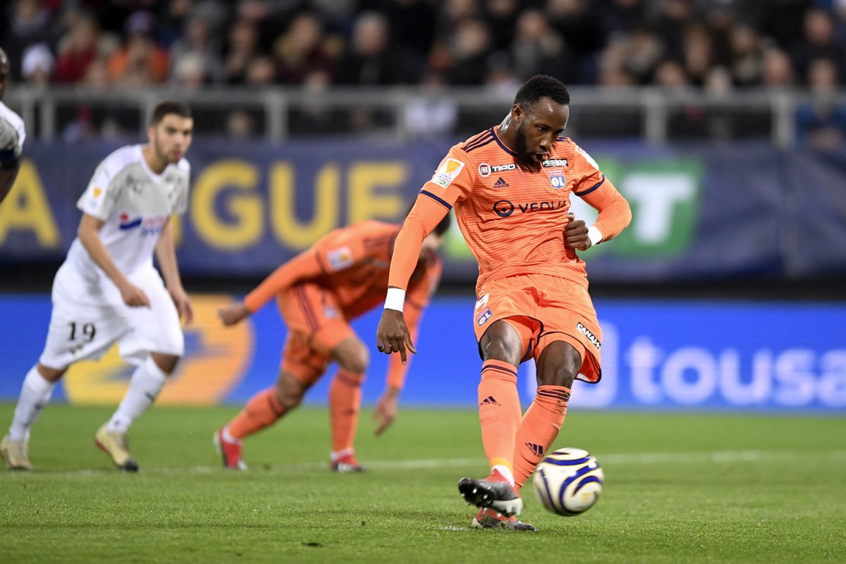 \"Лион\" удержал победу над \"Амьеном\"