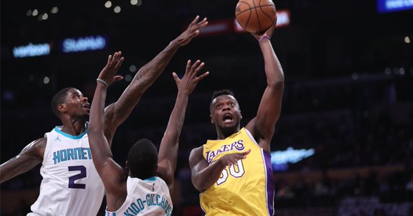 \"Лейкерс\" проиграли девятый матч подряд