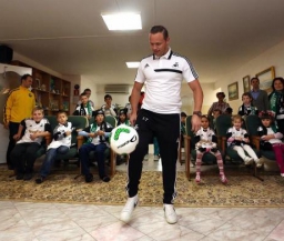 Футболисты клуба АПЛ посетили детдом в Краснодаре