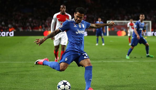 Алвес поднялся на вторую строчку лучших ассистентов Лиги Чемпионов