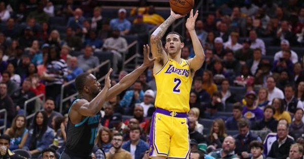 \"Лейкерс\" разгромно переиграли \"Шарлотт\"