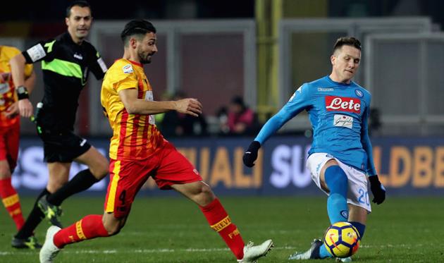 \"Наполи\" продолжает лидировать в Серии А