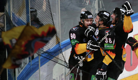 \"Северсталь\" победила \"Локомотив\" в серии 1/8 финала плей-офф КХЛ