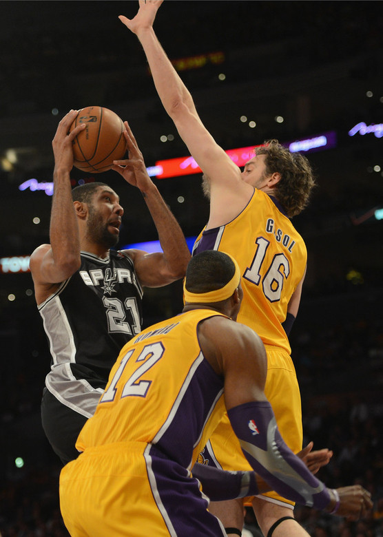 \"Лейкерс\" без Коби побеждают \"Сан-Антонио Спёрс\"