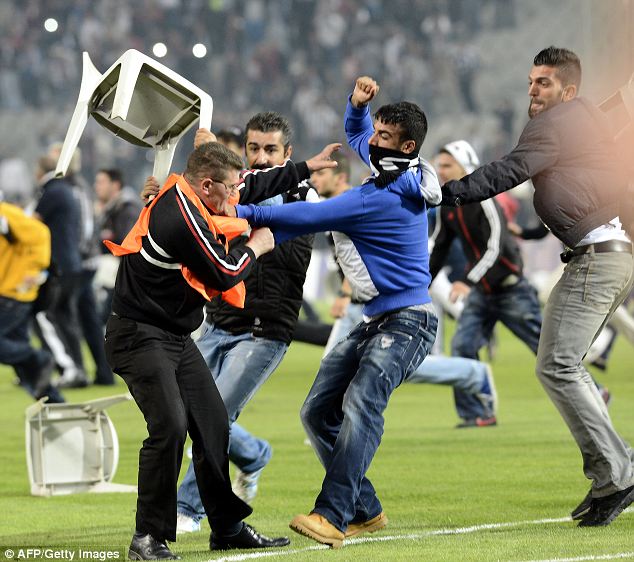 Стамбульское дерби было прервано из-за беспорядков