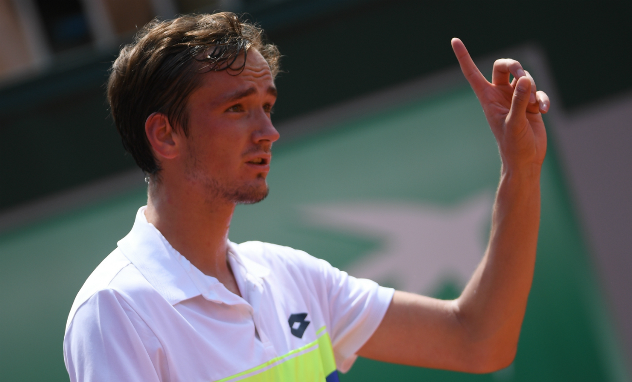 Медведев одержал победу над Хачановым